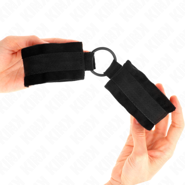 KINK - BEGINNER FUR HAND CUFFS 25 CM WITH O-RING 4 CM BLACK ADJUSTABLE 15-25 CM - Image 3